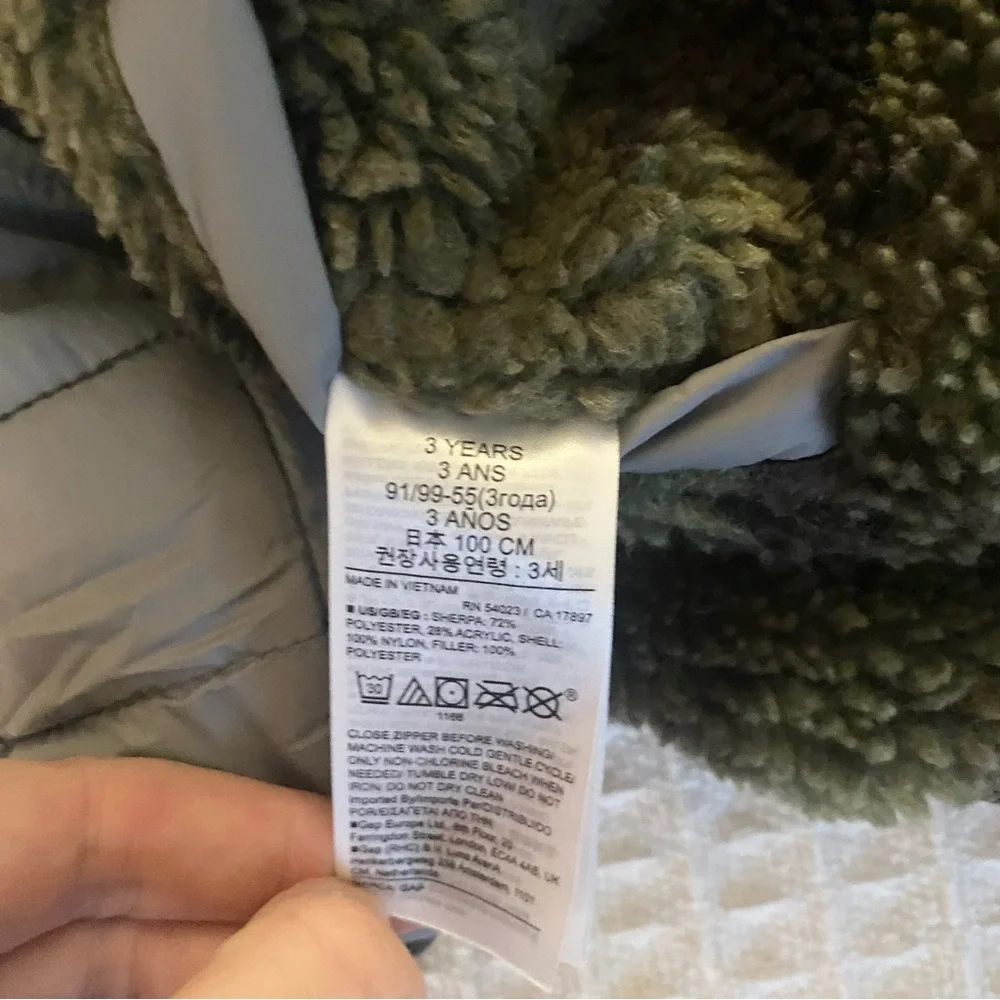 GAP reversible grey and camo Sherpa jacket kids size 3Y